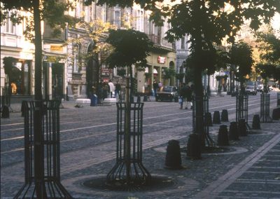 Nawierzchnia i wyposażenie ulicy Karmelickiej w Krakowie